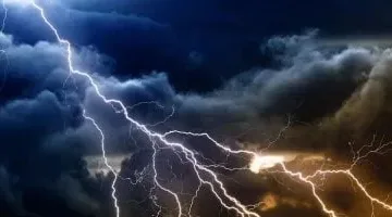 رصد قمر طقس لمبة برق مذهلة تمتد لـ830 كيلومتر.. ماذا يعني هذا التطور للطقس؟