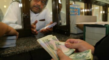 انخفاض حاد في سعر الدينار العراقي مقابل الدولار يثير قلق الأسواق