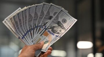 تحسن طفيف في تداول الدولار يعزز استقرار الأسعار