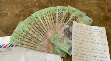 سائح ألماني يتبرع 10 ملايين دونج لمساعدة ضحايا فيضانات في فيتنام