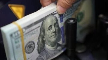 سعر الدولار في البنك المركزي المصري يهبط وينعش الأسواق