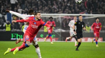 لاكازيت يتهم باريس سان جيرمان بـ”فضيحة” تحكيمية في مواجهة ليون