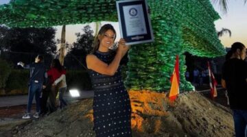 لبنانية تحقق رقماً قياسياً بأكبر شجرة أرز بلاستيكية وتدخل موسوعة غينيس