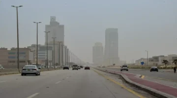 إنذار أحمر.. عواصف ترابية تشل الرؤية في الشرقية وتحاصر السكان