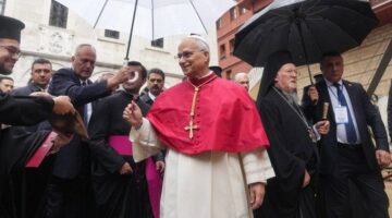 البابا ليون الرابع عشر يغادر تركيا ويتوجه إلى لبنان برسالة سلام