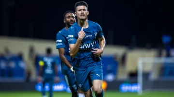 الهلال يصمد رغم الضغوط.. كشف طاولة العرض المنافس المقلوبة