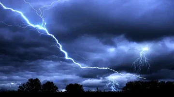 تحذير حاد من الأرصاد: ضربات برق مميتة تهدد حياة المواطنين