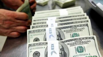 تراجع متواصل.. الدولار يسجل انخفاضًا للأسبوع الثالث على التوالي