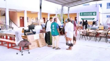 توزيع سعودي.. سلمان للإغاثة يقدم مستلزمات تعليمية وتقنية في لحج