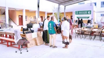 توزيع سعودي.. سلمان للإغاثة يقدم مستلزمات تعليمية وتقنية في لحج