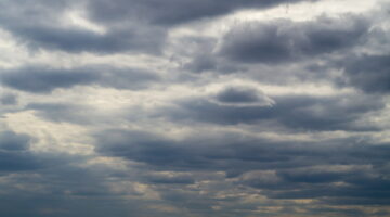 توقعات أمطار.. مركز الأرصاد يحدد مناطق الإمارات المتأثرة غدًا