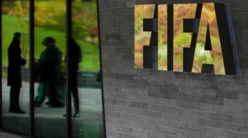 دعوى بمليار دولار.. تحدي قضائي للفيفا حول انتقالات اللاعبين