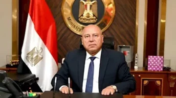 رد حاد.. كامل الوزير يوبخ عاملاً حول راتبه الشهري