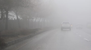 ضباب كثيف يغطي رأس منيف.. رؤية محدودة بأقل من 100 متر