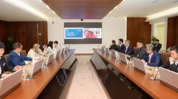 لقاء القصبي مع وفد لندن للأعمال.. دمج تجارب بريطانية في المناهج التنفيذية