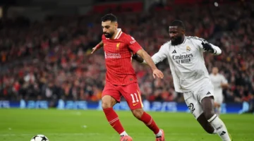 منافسة حامية.. اسمين جديدين لخلافة صلاح بليفربول وبرشلونة يتحدى يونايتد على نجمه السابق