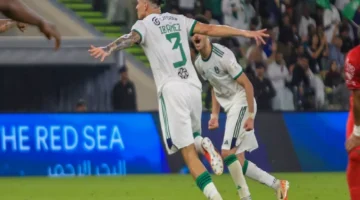 مواجهة قوية خلف الكواليس.. قرار مصيري يحدد مصير نجم الأهلي العالمي