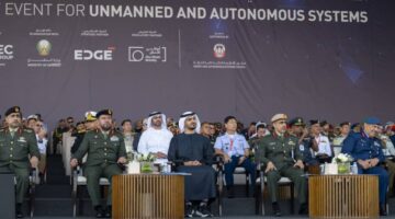 بدافع الاهتمام.. زايد بن محمد بن زايد يتابع العروض الجوية بفعاليتي يومكس وسيمتكس