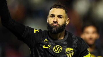 بسبب الفلاش.. تصرف مفاجئ من بنزيما تجاه مصور مباراة الاتحاد والقادسية