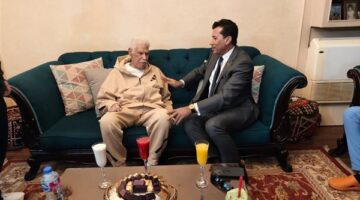 بعد شائعة الوفاة.. وزير الرياضة يزور حسن شحاتة للاطمئنان على صحته