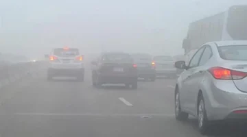 تحذير أرصاد.. ضباب كثيف يقلل رؤية الطرق في مناطق متعددة