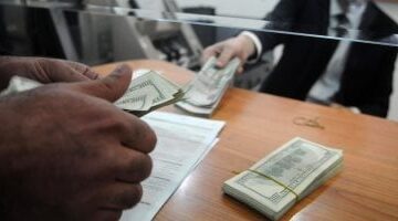 تحركات مفاجئة.. سعر الدولار أمام الجنيه المصري خلال تعاملات البنوك اليوم