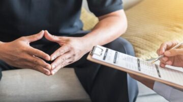 ثلاث خطوط ساخنة توفر استشارات صحة نفسية مجانية على مدار الساعة