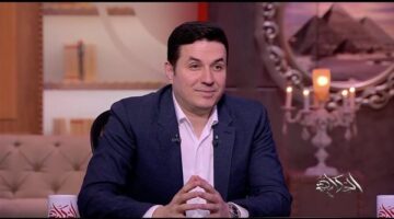 خناقة مفاجئة.. دكتور أحمد عمارة يتصادم مع سائق دراجة نارية على الطريق