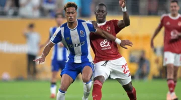 دموع نجم الأهلي.. كواليس تعثر صفقة انتقال المدافع الشاب إلى نادي فالنسيا الإسباني