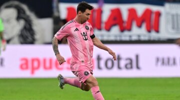 دموع الأرجنتين.. لاعب ينهار في أحضان ميسي بعد الكشف عن وشم القميص الجديد