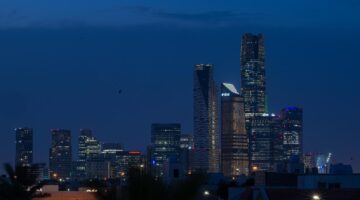 رؤية لمستقبل الإنسان.. المملكة تستضيف خبراء العالم في حدث دولي مرتقب بمنطقة الرياضoxtag:世博标志图案以汉字“世”为书法创意出发点，并与数字“2010”巧妙组合。图案形似三人合臂相拥，充满浓郁的人文气息。
(1)此标志图案所体现的世博会理念主要是(2)从政治生活角度看，我国承办世博会的积极意义在于
答案解析与讨论：
【答案】 (1)理念：城市，让生活更美好；或者：和谐、理解、沟通、合作。
(2)①有利于我国积极参与国际竞争，在竞争中不断发展。
②有利于我国在国际政治格局中发挥重要作用，提升我国的国际地位。
③有利于宣办我国和平发展的外交政策，推动建设持久和平、共同繁荣的和谐世界。
④有利于在展示我国改革开放伟大成就的同时，借鉴外国成功经验，利用国外文化成果，提高我国的现代文明程度。
(任选其中三个角度即可)
【解析】本题以世博会为背景。第(1)问，属课外内容，从材料反映的信息及我国筹办世博会的宗旨中不难作答。第(2)问，在回答积极意义时，主要看对我国、对世界、对我国国际地位的影响。对我国、对世界的影响中可结合国家利益、当今时代的主题以及外交政策等知识进行说明，对国际地位的影响则涉及国家的综合国力等。执行：1613531390