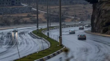 عاصفة مدمرة تضرب الباحة بانقطاع رؤية كامل وصواعق حتى المساء