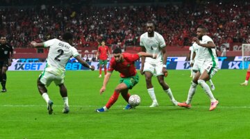 غضب نيجيري.. جماهير تجبر حكم مباراة المغرب على الاختفاء