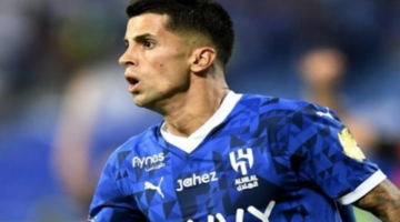 كانسيلو يهبط في إسبانيا لإنهاء صفقة انتقاله إلى برشلونة