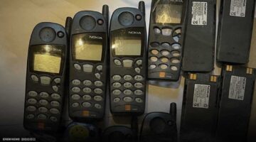 كنز بالهواتف القديمة.. مصريون يبحثون عن ذرات الذهب في قطع غيار الأجهزة المستعملة