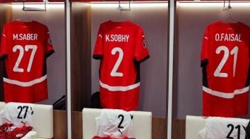 لحظات تحفيز.. علم مصر في غرفة الملابس قبل مواجهة السنغال صور