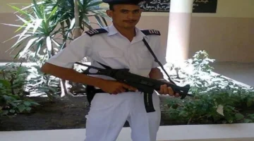 هجوم مفاجئ.. سائق نقل يدفع أمين شرطة خارج الكابينة أثناء ضبطه