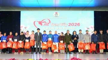 500 طرد هدايا.. منظمة فو دونغ تدعم الأسر المحتاجة وأعضاء النقابات بمساعدات عينية