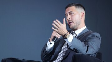 بشريحة فابريجاس.. تلميح مفاجئ من مدرب كومو لنجمين في الدوري الإنجليزي ومدريد