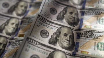 بيانات اقتصادية إيجابية.. الدولار الأمريكي يعكس مساره ويرتفع أمام العملات الرئيسية اليوم