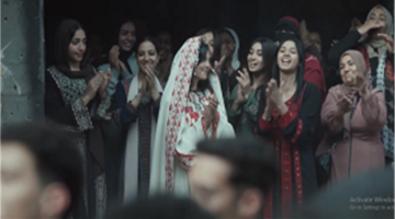 تحول مفاجئ في موقف الصحفية الأمريكية تجاه غزة خلال مسلسل صحاب الأرض الحلقة 10