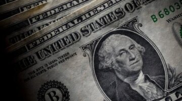 ثبات سعر الصرف.. حركة تداول الدولار مقابل الجنيه داخل البنوك المصرية اليوم الاثنين