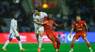 جدل تحكيمي واسع.. تعادل الهلال والقادسية يشعل صراع الصدارة في الدوري السعودي