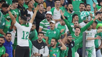 خسارة قاسية.. جماهير الرجاء تعتدي على اللاعبين بعد السقوط أمام النادي المكناسي