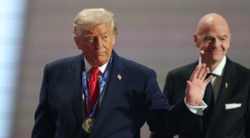 دعوة ترامب لرونالدو.. هل يرحل نجم النصر إلى الدوري الأمريكي في 2026؟