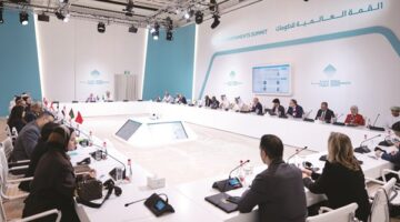 شراكة عربية.. خطة توظيف الذكاء الاصطناعي لتطوير الأداء الحكومي في المنطقة نبحث عن إجابة لأسئلة محددة في المقابلات، ونريد أن نعرف ما الذي يجعل المرشح متميزًا عن غيره.
في هذا الدليل، سنستعرض أهم أسئلة المقابلة الشخصية وكيفية الإجابة عليها باحترافية، سواء كنت تتقدم لوظيفة للمرة الأولى أو تسعى لترقية في مسارك المهني.
<hr />
<h3>قائمة بأهم أسئلة المقابلة الشخصية (وأفضل الإجابات)</h3>
<h4>1. “حدثنا عن نفسك؟” (The Ice Breaker)</h4>
هذا السؤال هو “البوابة”. لا تسرد قصة حياتك الشخصية، بل ركز على المعادلة الثلاثية: (الماضي القريب + الحاضر المهني + المستقبل مع الشركة).
<ul>
<li>الإجابة المثالية: “أنا متخصص في [مجالك] بخبرة [عدد] سنوات. حاليًا أعمل في [شركتك الحالية] حيث حققت [إنجاز رقمي]، وأتطلع لنقل هذه الخبرة إلى فريقكم للمساهمة في [هدف الشركة].”</li>
</ul>
<h4>2. “لماذا تريد العمل في شركتنا؟”</h4>
هنا يختبر المحاور مدى جديتك وبحثك عن الشركة.
<ul>
<li>نصيحة: اذكر مشروعًا معينًا قامت به الشركة، أو قيمًا تشاركها معهم، أو سمعتهم في السوق. تجنب الحديث عن الراتب أو المزايا في هذه المرحلة.</li>
</ul>
<h4>3. “ما هي نقاط قوتك ونقاط ضعفك؟”</h4>
<ul>
<li>نقاط القوة: اختر مهارة تخدم الوظيفة مباشرة (مثل: حل المشكلات، إدارة الوقت) وأرفقها بمثال واقعي.</li>
<li>نقاط الضعف: لا تقل “أنا مثالي” أو “أعمل بجهد زائد”. اذكر نقطة ضعف حقيقية وكيف تعمل حاليًا على تحسينها (مثل: تعلم مهارة تقنية جديدة أو تحسين مهارات التحدث أمام الجمهور).</li>
</ul>
<h4>4. “كيف تتعامل مع ضغوط العمل؟”</h4>
صاحب العمل يريد التأكد من ثباتك الانفعالي.
<ul>
<li>الإجابة: “أقوم بإعادة ترتيب الأولويات، وتقسيم المهام الكبيرة إلى أجزاء صغيرة، وأحافظ على التواصل الشفاف مع الفريق لضمان سير العمل.”</li>
</ul>
<h4>5. “أين ترى نفسك بعد 5 سنوات؟”</h4>
الهدف هو معرفة مدى طموحك وهل تتفق أهدافك مع مسار الشركة.
<ul>
<li>الإجابة: “أطمح لأن أكون خبيرًا في [مجالك]، وأن أتولى مسؤوليات أكبر تساهم في نمو الشركة وتطوير الفريق.”</li>
</ul>
<hr />
<h3>نصائح ذهبية لاجتياز المقابلة بنجاح</h3>
<ol>
<li>
استخدم تقنية STAR: عند الإجابة على الأسئلة السلوكية (مثل: “احكِ لنا عن موقف صعب”)، استخدم هذا الترتيب:
<ul>
<li>Situation (الموقف)</li>
<li>Task (المهمة المطلوبة)</li>
<li>Action (الإجراء الذي اتخذته)</li>
<li>Result (النتيجة الإيجابية التي تحققت)</li>
</ul>
</li>
<li>
لغة الجسد: حافظ على تواصل بصري جيد، وابتسامة هادئة، وجلسة مستقيمة تعكس الثقة.
</li>
<li>
جهز أسئلتك للمحاور: في نهاية المقابلة، عندما يُسألك “هل لديك أسئلة لنا؟”، لا تقل “لا”. اسأل عن ثقافة الفريق أو توقعاتهم للموظف في أول 90 يومًا.
</li>
</ol>
<h3>الخاتمة</h3>
المقابلة الشخصية ليست “تحقيقًا”، بل هي حوار مهني للتأكد من الملاءمة بين الطرفين. التحضير المسبق هو مفتاحك الأساسي لتقليل التوتر والإجابة بثقة.
هل لديك مقابلة قريبة؟ شاركنا في التعليقات ما هو أكثر سؤال تخشاه، وسنساعدك في صياغة الإجابة!