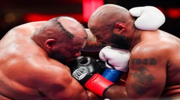 لكمة قوية.. سقوط مفاجئ للشعر المستعار لملاكم داخل الحلبة وسط ذهول الجمهور