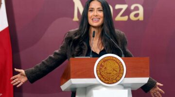 للدفاع عن المكسيك.. سلمى حايك تنتج فيلماً سينمائياً جديداً لتغيير الصورة الذهنية بلادها