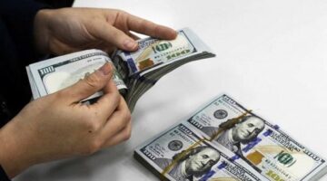 البنوك التجارية ترفع سعر صرف الدولار الأمريكي في تعاملات اليوم مقابل العملة المحلية