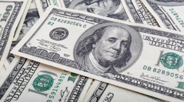 الدولار يرتفع في تعاملات السبت رغم توجهه نحو تسجيل خسائر أسبوعية متتالية